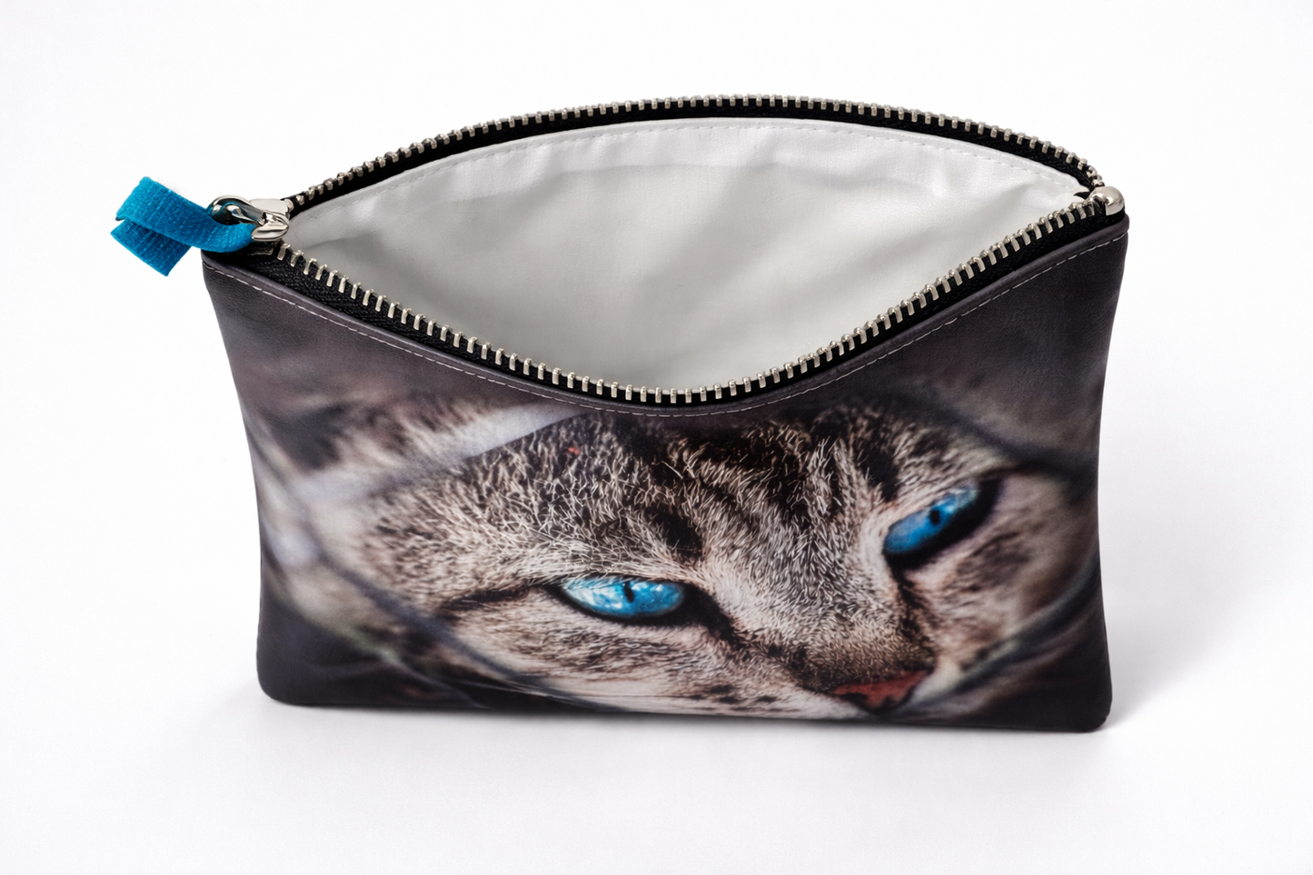 Pochette “Sguardo Blu” – Stampa Fotografica Effetto Pelle