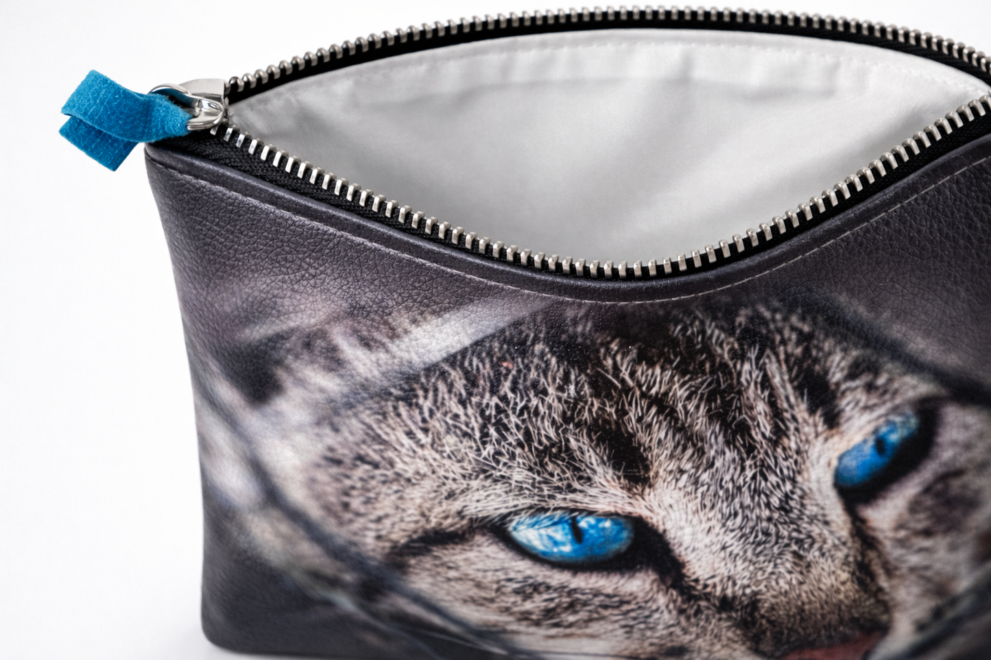 Pochette “Sguardo Blu” – Stampa Fotografica Effetto Pelle
